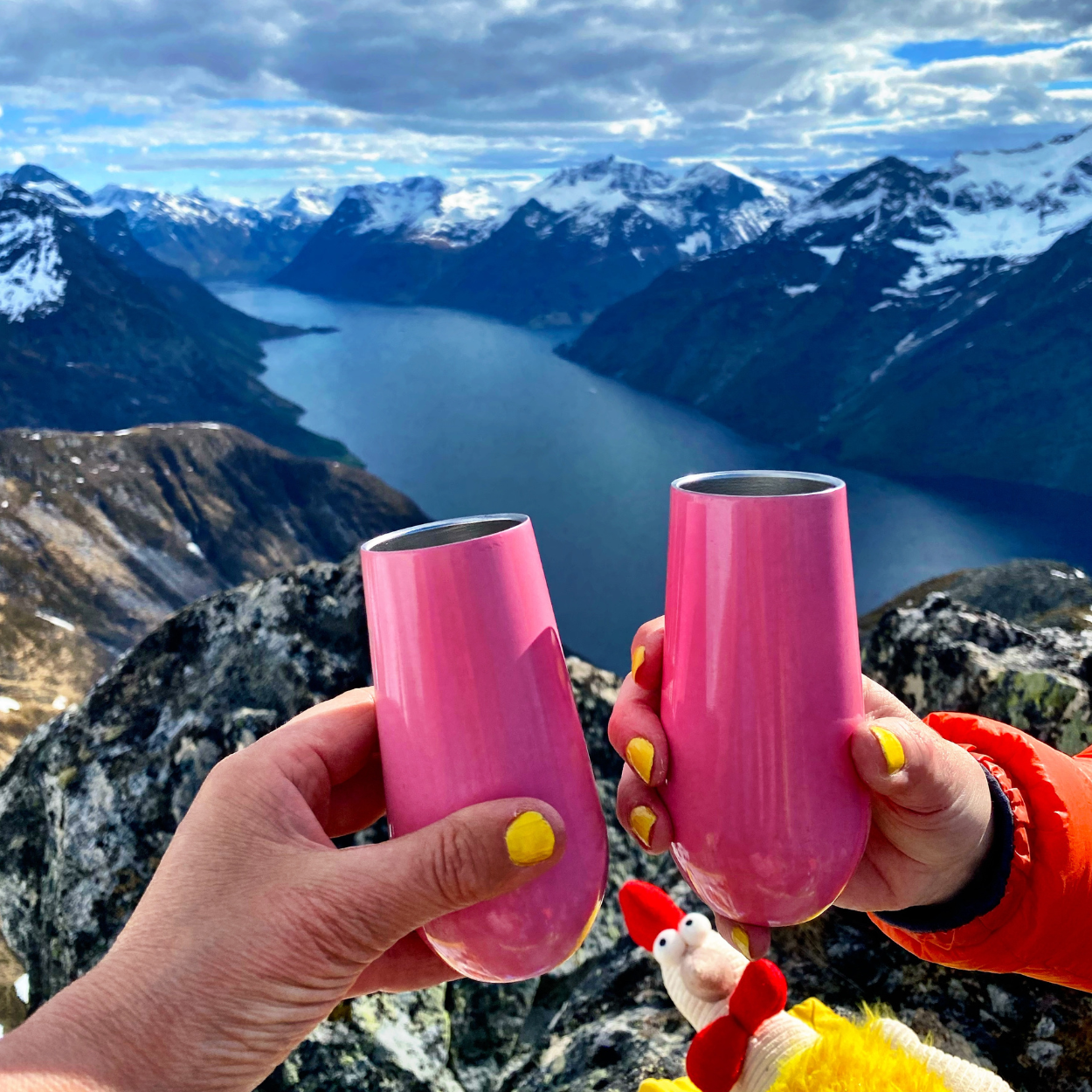 Prosecco - Champagne termokopp - to damer som skåler på en fjelltopp med hver sin knallrosa champagne-kopp