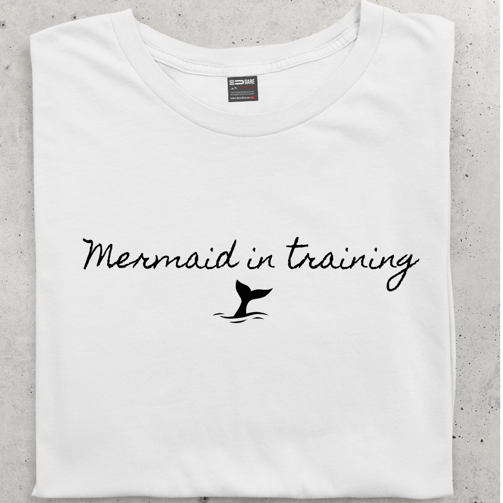 hvit sammenlagt unisex isbading t-skjorte med påskrift Mermaid in training fra Doudare