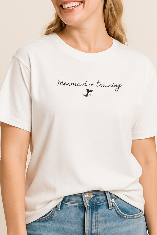 Dame med hvit unisex isbading t-skjorte fra doudare med påskrift Mermaid in training