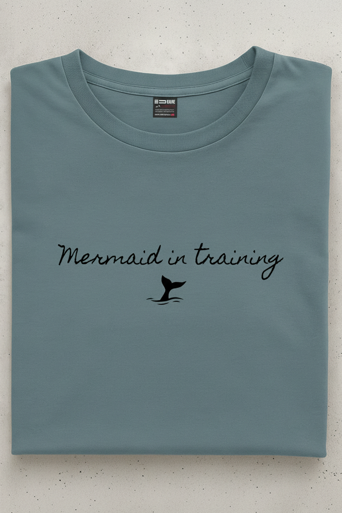 Sjøgrønn sammenlagt unisex isbading t-skjorte med påskrift Mermaid in training fra Doudare