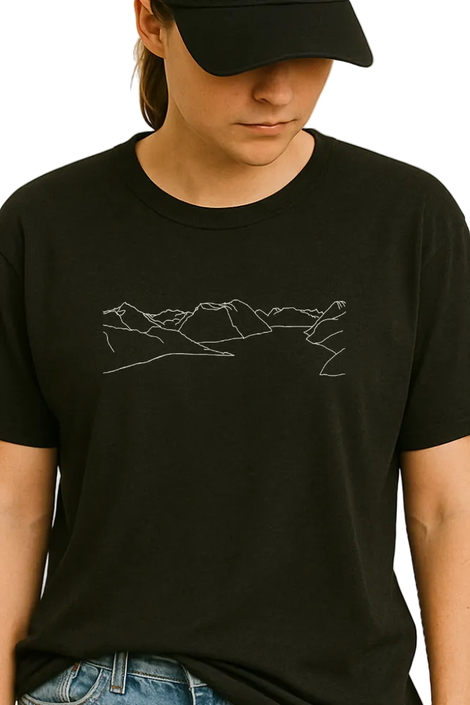 Mountains Tee - unisex - DoUdare - svart t-skjorte med trykk av fjellkjede over hele brystet - økologisk bomull- dame med svart caps har den på