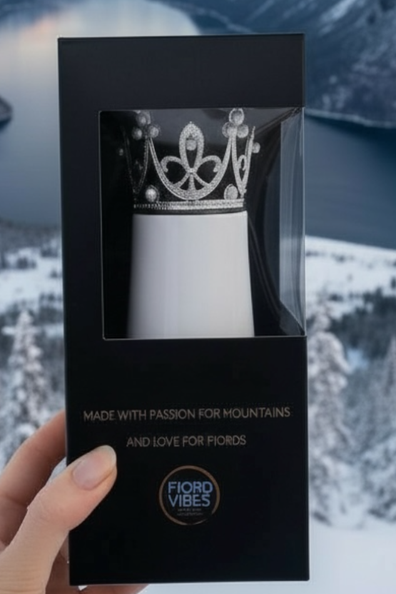 dame som holder en eske med en prosecco kopp inni i en gave eske, Koppen har prinsessekrone