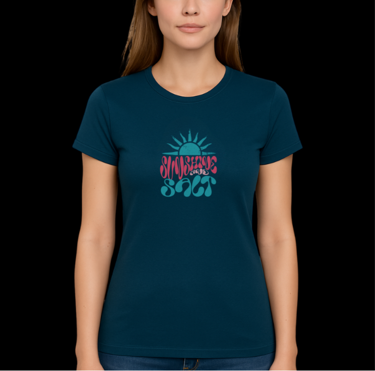 Sunshine and Salt T-skjorte med trykk i retrostil.
Petroleumblå dame
T-skjorte 2