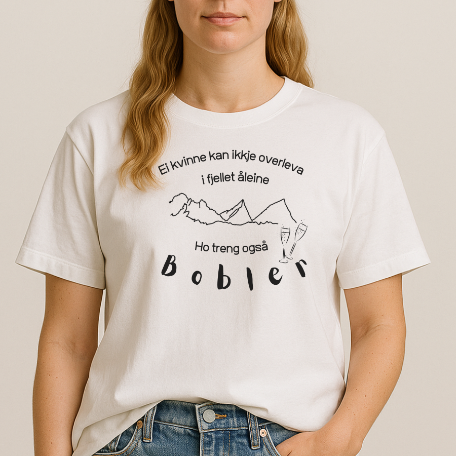 Ei dame med hvit t-skjorte med prosecco design med trykk av bobler og fjell. Ei lkvinne kan ikkje overleva i fjellet åleine, ho treng også bobler
