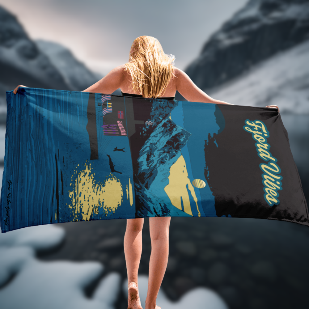 Fjord_vibes_badehandduk_foran_islagt_fjord_og_fjell_bla_og_gul