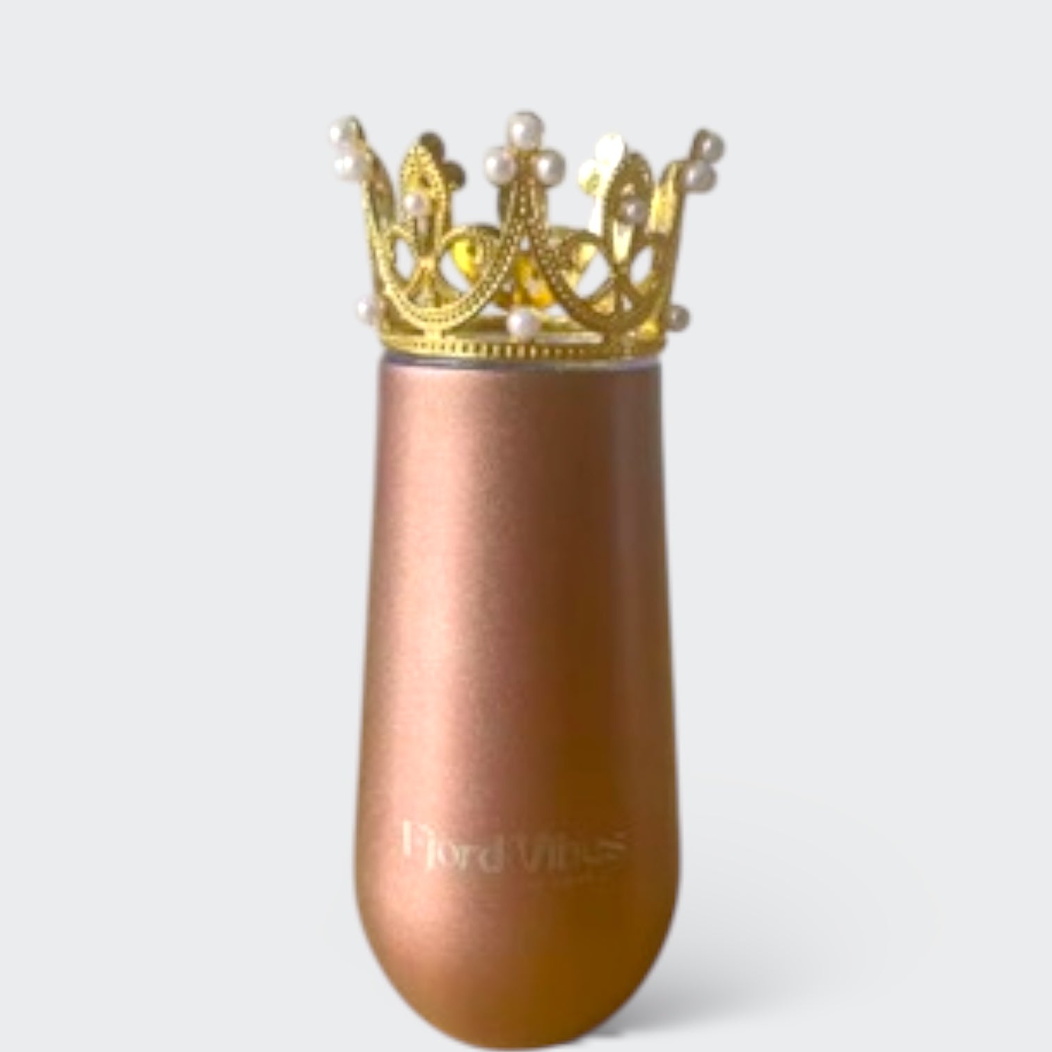 Fjord vibes prosecco vin kopp i rosegull farge med pyntekrone i  gull