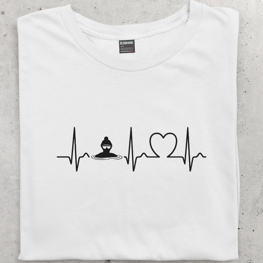 sammenlagt hvit t-skjorte med hjerteslag og en svømmer  over brystet  som viser forkjærlighet for vann og isbading