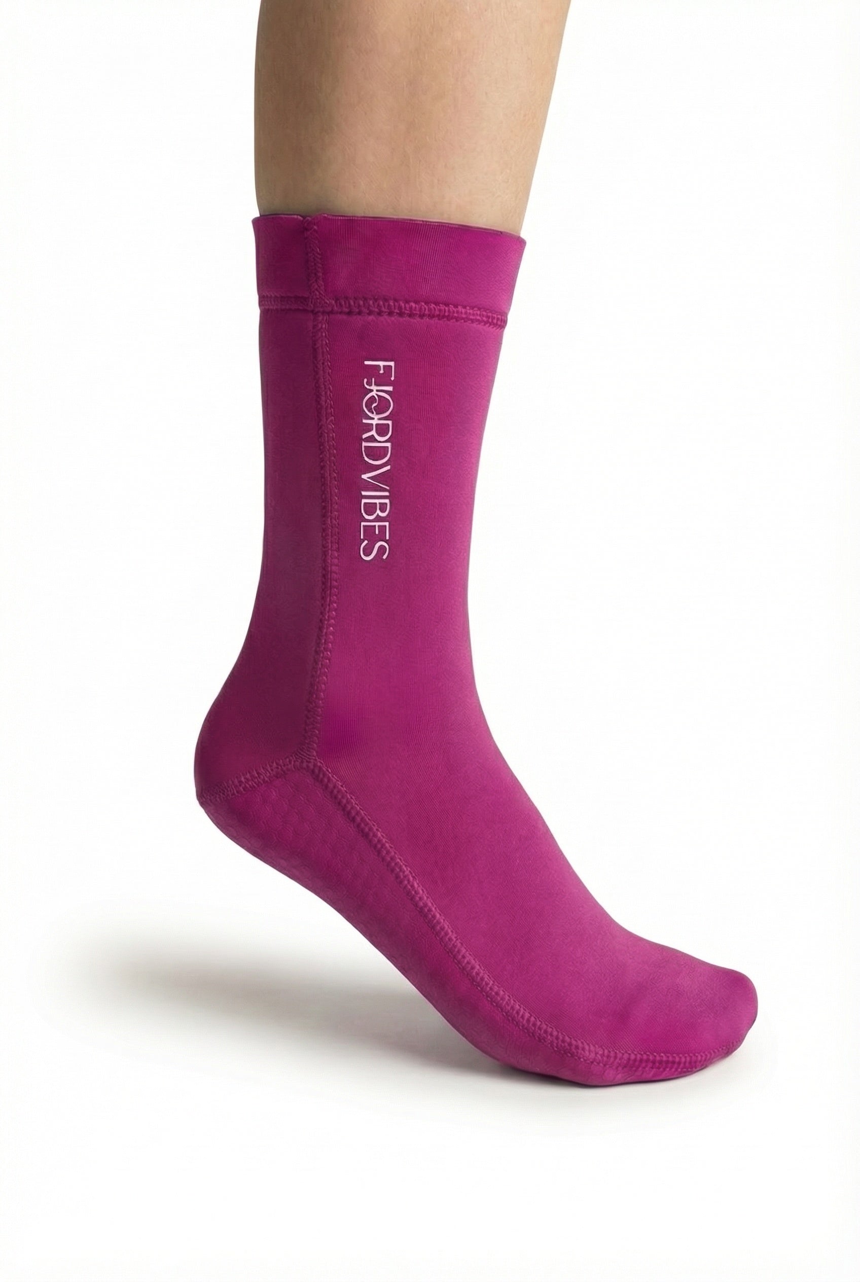 Fjord Vibes of Norway lilla 5mm neoprensokk som flyter på hvit bakgrunn med skygge under. 