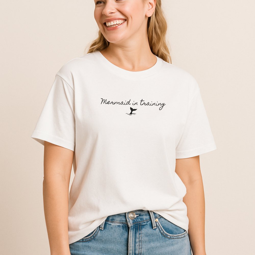 Dame med hvit unisex isbading t-skjorte fra doudare med påskrift Mermaid in training