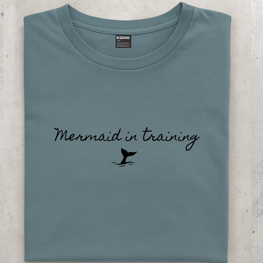 Sjøgrønn sammenlagt unisex isbading  t-skjorte  med påskrift Mermaid in training fra Doudare
