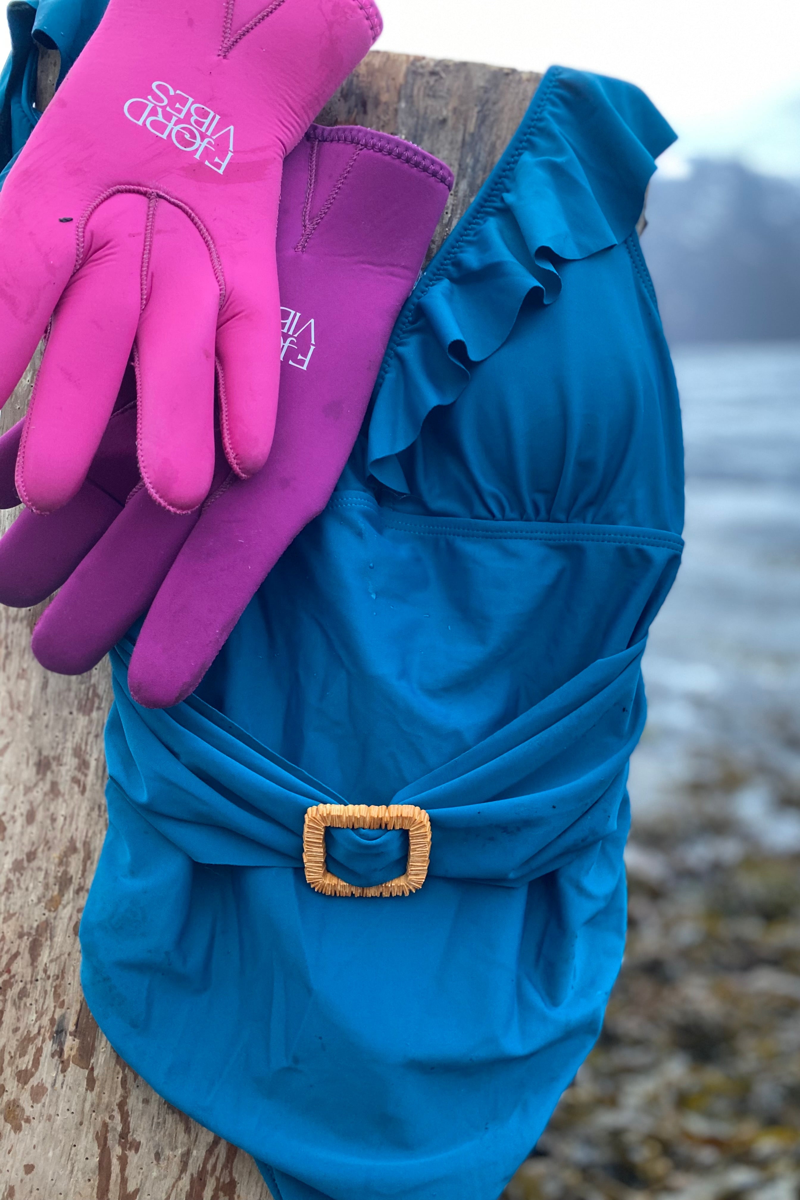 Sonja badedrakt i petrol farge fra Fjor Vibes. Match med neopren i rosa eller lilla 