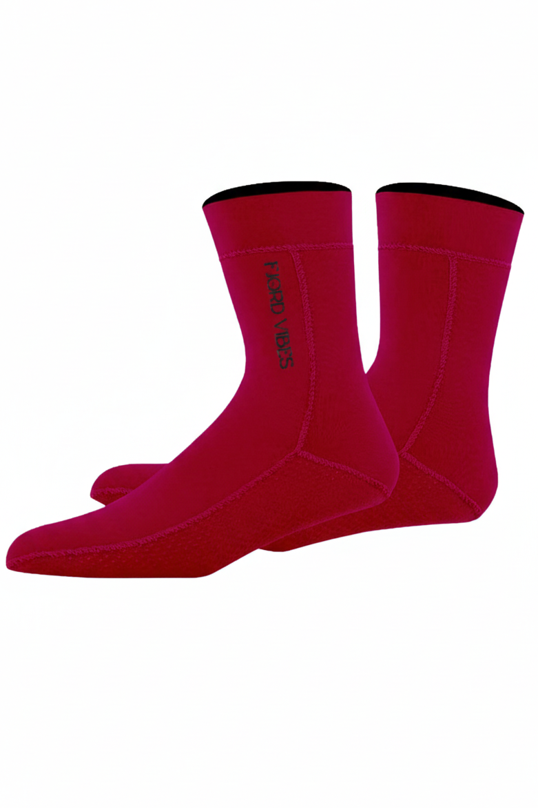 Røde neopren sokker laget for helårsbadere og isbadere, desse  neopren sokkene isolerer godt ved kalde bad Fjord vibes of norway