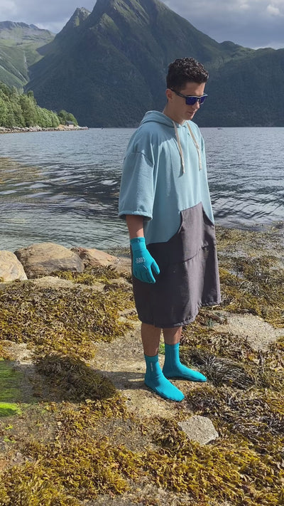 Poncho til isbading i nydelig isblå farge 