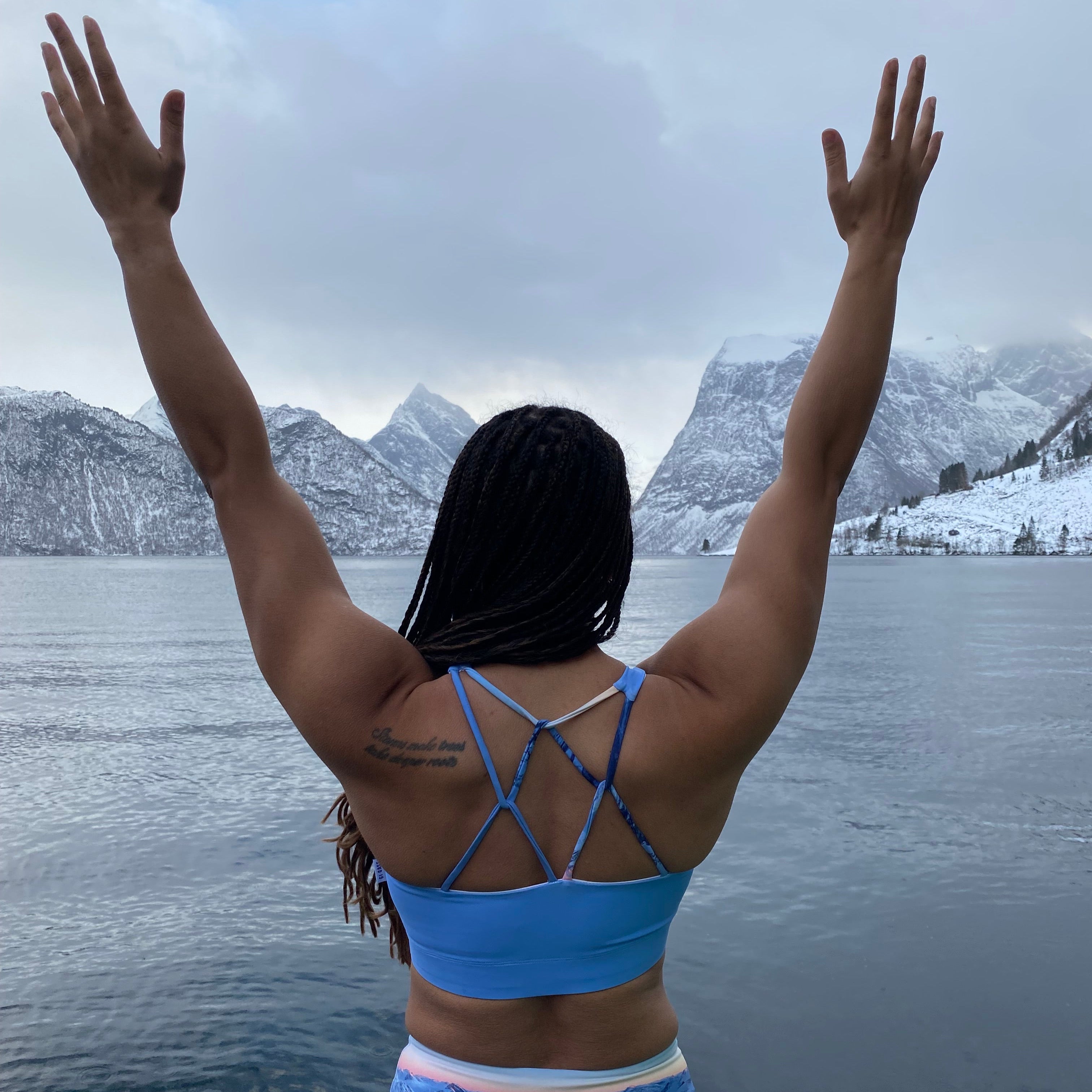 Ei dame som står med ryggen til og har på seg dalegubben sportstopp i lys blå farge