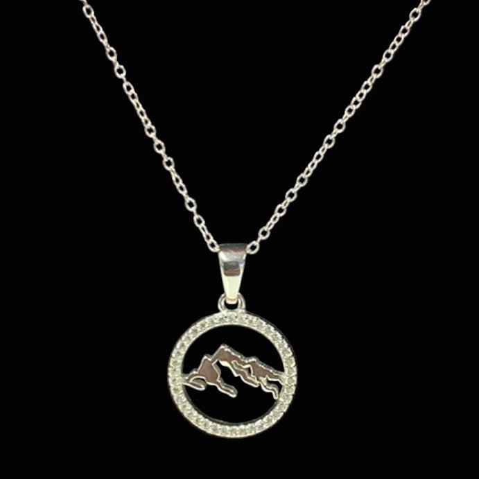 TIND fjellsmykke sølv med zirkion stein rundt DoUdare Fjord Vibes i en gave-eske